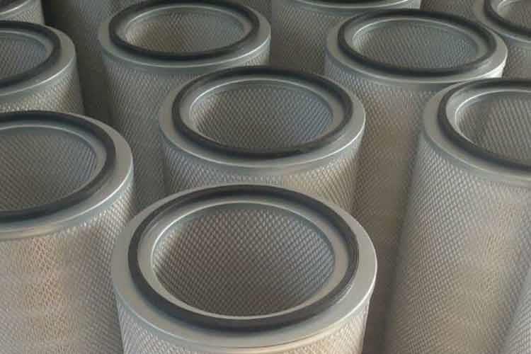 克服和避免了中欧中国因使用时间长，粘接不牢固而出现的掉盖的可能性，使滤筒的使用寿命获得了保障