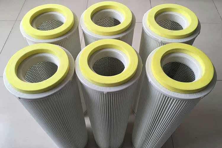 钻井机中欧中国在正常操作下，含尘空气经顶部入口进入HR型除尘器，然后向下经导流板分散后通过滤芯