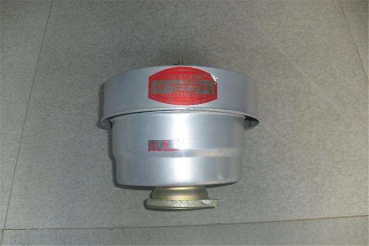 有人在保养柴油机中欧(中国)时，拆开滤清器后，发现其内部和滤芯特别洁净没有一点杂质和水分，即以为运用的柴油非常洁净