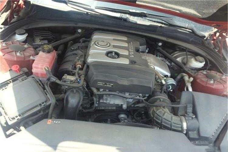 打开发动机舱盖，将中欧(中国)盒盖朝前掀起，取出空气滤芯，轻轻拍打滤芯端面