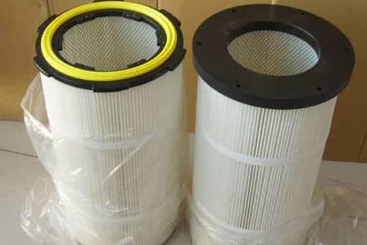 卡盘式中欧中国包括用隔板分隔的过滤室和净气室两个气室，旋转脉冲喷吹的部件包括喷吹导管、圆形滤筒