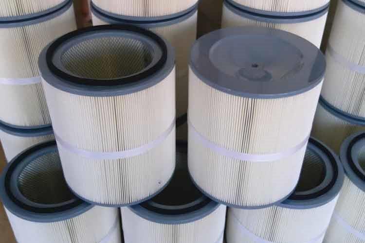 卡盘式中欧中国管路系统与该喷吹安装组件结构的结合，使脉冲喷吹清灰时气流分布均匀，提高了清灰效率