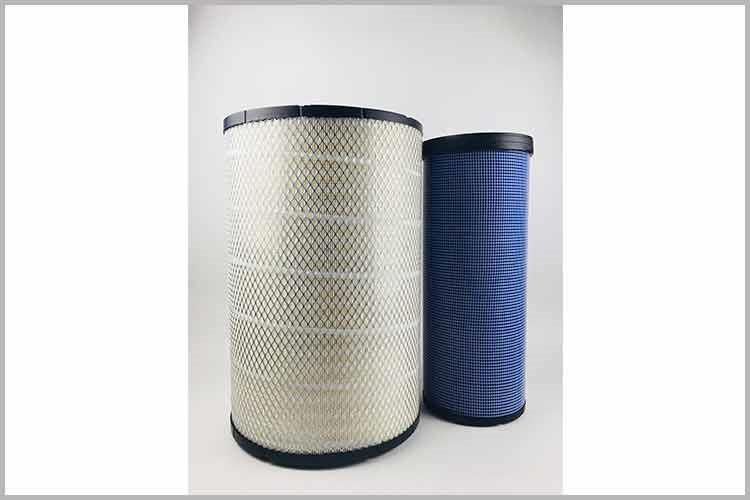 找到液压中欧(中国)位置，将中欧(中国)从安装支架上拔下来，将接油杯放在油管下方，并用钳子拆掉原来两边的一次性管箍