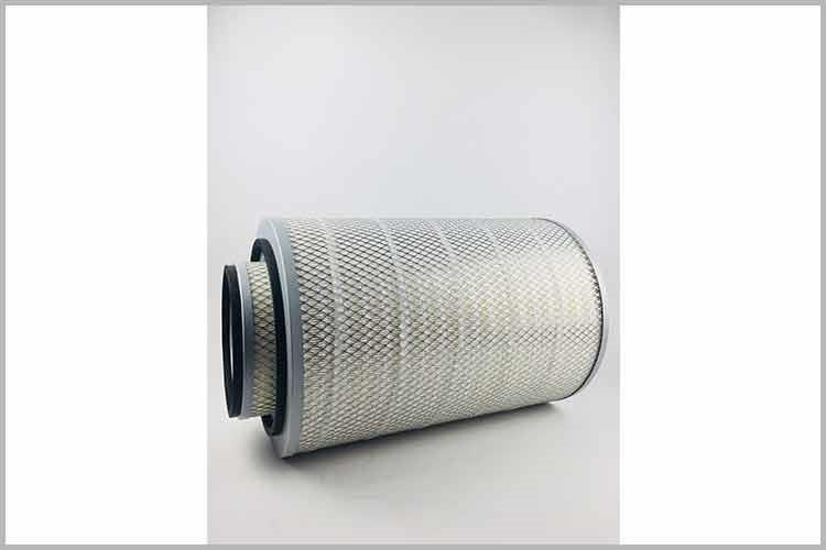 将旧滤清器的另一端拔下，接入新滤清器上，并用螺丝刀拧紧管箍，防止漏油，再把换好的液压中欧(中国)安装回原位