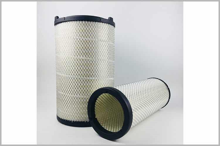 清洁高流量中欧(中国)壳体内部，检查密封面、固芯卡、气管等是否有裂纹、穿孔或损坏