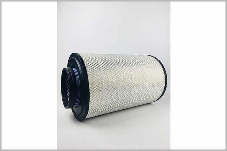 行走在烟尘滚滚的路面上，重卡中欧(中国)很容易发生堵塞，如果行驶中使用过脏的中欧(中国)，会使发动机进气不足