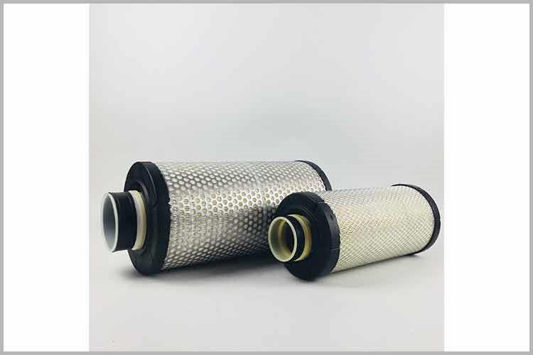 打开发动机舱盖，将中欧(中国)盒盖朝前掀起，取出空气滤芯，轻轻拍打滤芯端面