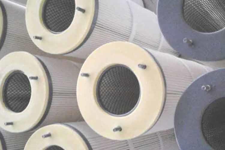 首先要查看聚酯纤维中欧中国是不是有污垢，有的话能够悄悄击打中欧中国外部，也能够用压缩空气由里向外吹，铲除滤筒上的积尘，没有压缩空气可先用木棍悄悄击打除尘滤芯，再用毛刷轻刷外部污垢