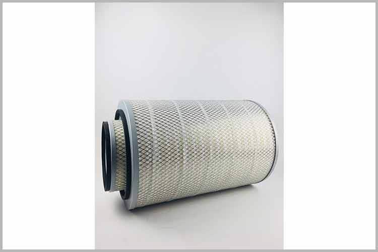 在拆装和保养货车中欧(中国)滤芯时，要避免碰破滤芯