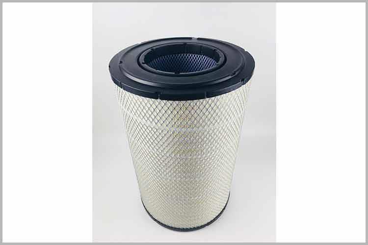 在安装新的汽油发动机中欧(中国)的时候，我们需要注意中欧(中国)下方靠右的一个突出的塑料片