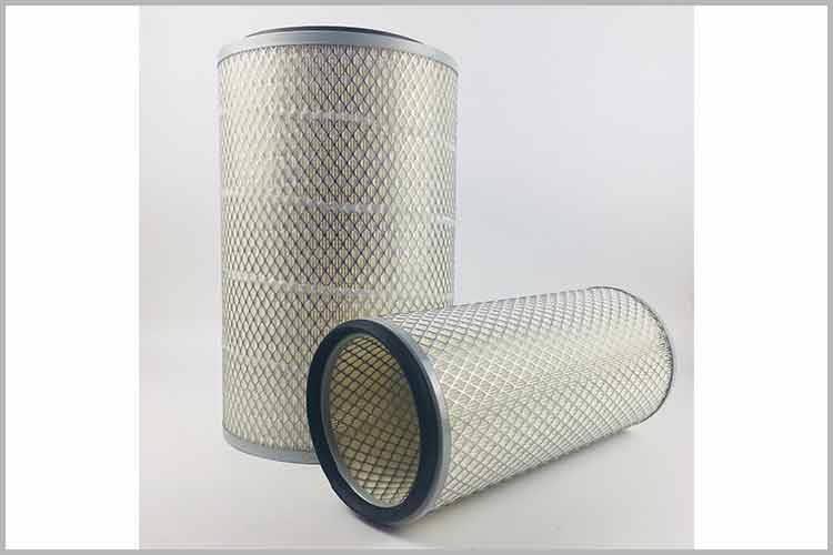 在安装新客车中欧(中国)之前，需要对空滤盒底部进行彻底的清理，把空滤下面的尘土清除干净