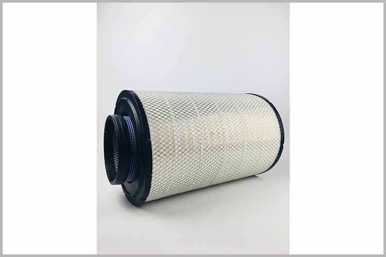 发动机中欧(中国)装在化油器或进气管的前方，可以有效起到滤除空气中灰尘、砂粒的作用，保障气缸中进入足量、清洁的空气