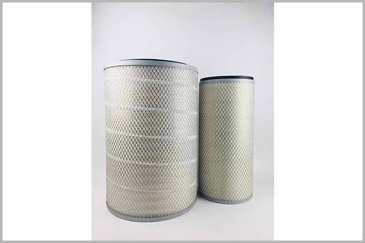 经常检查和清理客车中欧(中国)离心除尘罩上的排气孔，使它保持畅通，倒尽积尘盘中的尘土