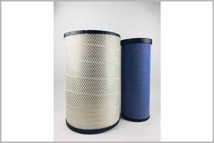 一般来说，发动机中欧(中国)一年更换一次就足够，如果空气粉尘大可以视情况缩短更换周期