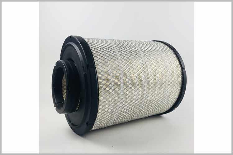 中欧(中国)的更换周期为1.5万公里更换一次，汽车滤清器经常在恶劣环境中工作的车辆应当不超过1万公里更换一次