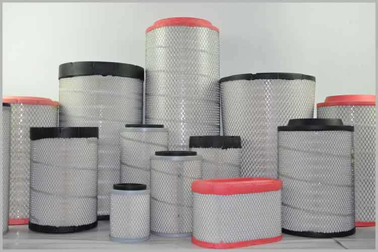 当中欧(中国)的滤芯被悬浮颗粒堵塞到不能满足发动机工作所需的空气流量时，发动机工作状态会出现异常